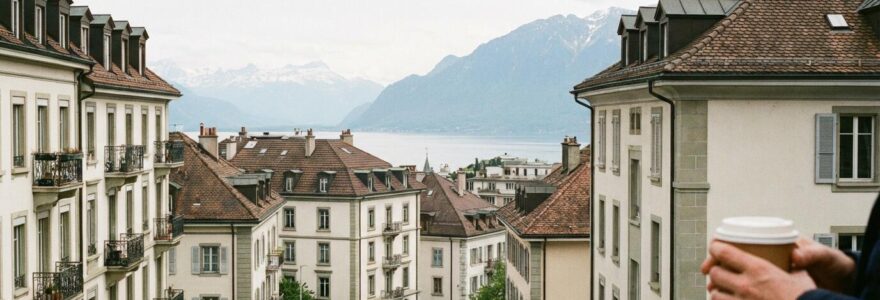 Vue panoramique quartier résidentiel Genève avec immeubles de standing et lac Léman